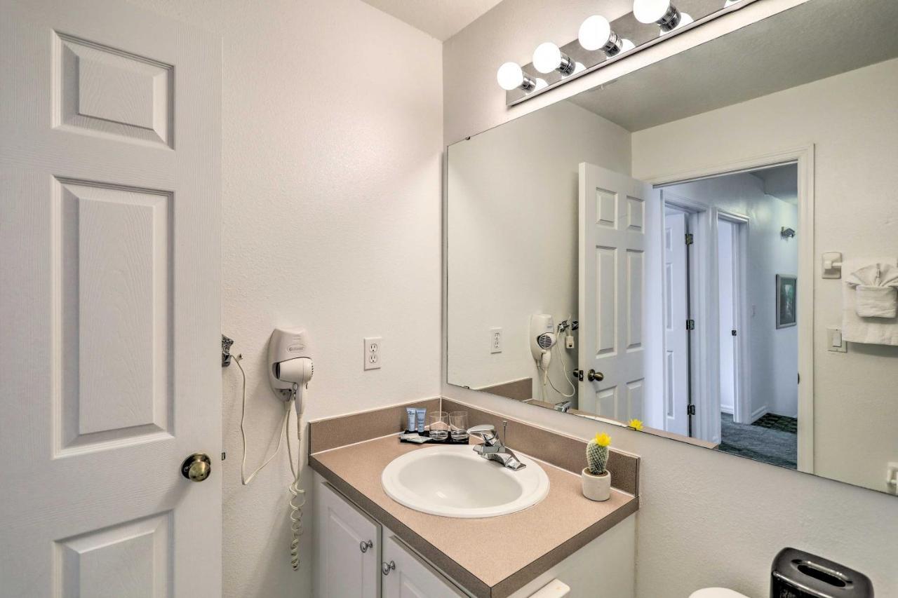 Cozy Townhome About 8 Mi To World!